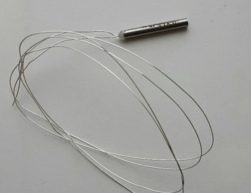 Czujnik temperatury PT100 4x30mm mierzący temperaturę w zakresie od minus 20°C do plus 450°C pasujący do drukarek 3D i innych urządzeń elektrycznych.